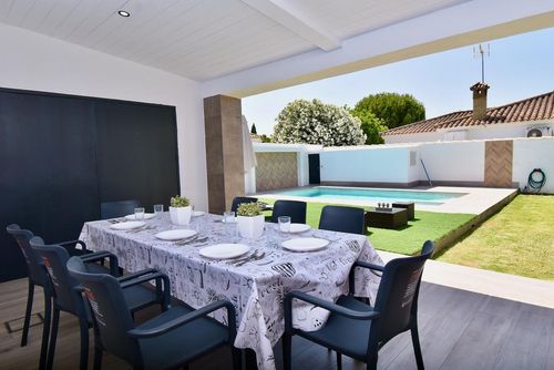 Manuela Villa con piscina privada en Chiclana de la Frontera, Costa de la Luz, España, para 8 personas. La casa se encuentra en una zona costera y residencial, a 3 km de la playa de La Barrosa....