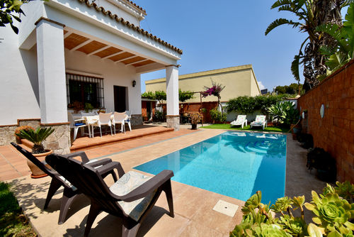 Ana Schöne und komfortable Villa mit privatem Pool in Chiclana de la Frontera, Costa de la Luz, Spanien für 8 Personen. Das Haus befindet sich in einer Küsten- und Stadtlage, in der Nähe von Restaurants, Bars und Supermärkten....