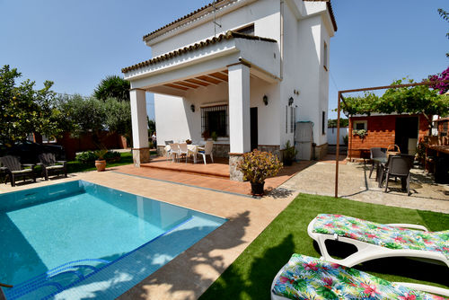 Ana Bellissima e confortevole villa con piscina privata a Chiclana de la Frontera, Costa de la Luz, Spagna, per 8 persone. La casa si trova in una zona costiera e urbana, vicino a ristoranti, bar e supermercati....