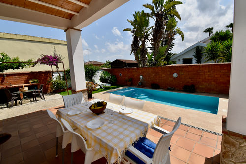 Ana Encantadora y cómoda villa con piscina privada en Chiclana de la Frontera, Costa de la Luz, España, para 8 personas. La casa está situada en una zona costera y urbana, cerca de restaurantes, bares y supermercados....