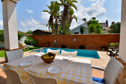 Ana Schöne und komfortable Villa mit privatem Pool in Chiclana de la Frontera, Costa de la Luz, Spanien, für 8 Personen. Das Haus befindet sich in einer Küsten- und Stadtlage, nahe Restaurants, Bars und Supermärkten....