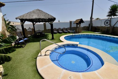 Del Galgo Incantevole e confortevole villa con piscina privata a Chiclana de la Frontera, Costa de la Luz, Spagna, per 6 persone. La casa è situata in una zona costiera e rurale....