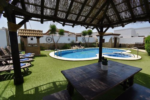 Del Galgo Heerlijke en comfortabele villa met privézwembad in Chiclana de la Frontera, Costa de la Luz, Spanje voor 6 personen. Het huis is gelegen in een kust- en landelijk gebied....