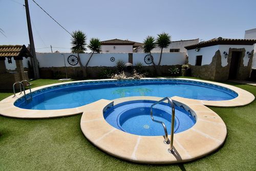 Del Galgo Charmante et confortable villa avec piscine privée à Chiclana de la Frontera, Costa de la Luz, Espagne, pour 6 personnes. La maison est située dans une zone côtière et rurale....