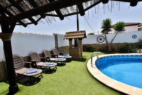 Del Galgo Encantadora y cómoda villa con piscina privada en Chiclana de la Frontera, Costa de la Luz, España, para 6 personas. La casa está situada en una zona costera y rural....