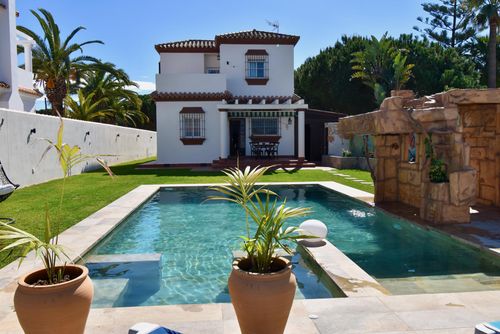 Mundo Nuevo Villa en Chiclana de la Frontera, Costa de la Luz, España, con piscina privada para 6 personas. La casa se encuentra en una zona costera y urbana, cerca de restaurantes, bares y tiendas, a 3 km de la playa de La Barrosa y a 3 km de La Barrosa....
