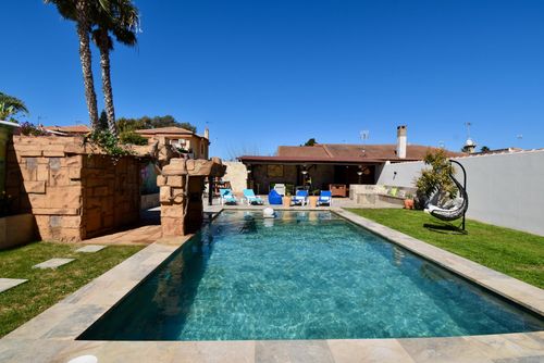 Mundo Nuevo Villa in Chiclana de la Frontera, Costa de la Luz, Spain with private pool for 6 persons. The house is situated in a coastal and urban area, close to restaurants, bars, and shops, 3 km from La Barrosa beach and 3 km from La Barrosa....