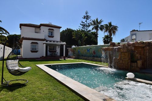 Mundo Nuevo Villa en Chiclana de la Frontera, Costa de la Luz, España, con piscina privada para 6 personas. La casa se encuentra en una zona costera y urbana, cerca de restaurantes, bares y tiendas, a 3 km de la playa de La Barrosa y a 3 km de La Barrosa....