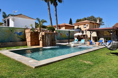Mundo Nuevo Villa con piscina privada en Chiclana de la Frontera, Costa de la Luz, España, para 6 personas. La casa está situada en una zona costera y urbana, cerca de restaurantes, bares y tiendas, a 3 km de la playa de La Barrosa....