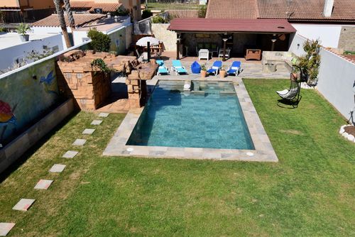Mundo Nuevo Villa in Chiclana de la Frontera, Costa de la Luz, Spain with private pool for 6 persons. The house is situated in a coastal and urban area, close to restaurants, bars, and shops, 3 km from La Barrosa beach and 3 km from La Barrosa....