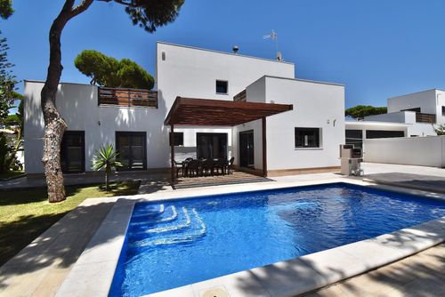Mar 1 Villa mit privatem Pool in Chiclana de la Frontera, Costa de la Luz, Spanien, für 8 Personen. Das Haus befindet sich in einem Wohngebiet in Strandnähe, in der Nähe von Restaurants und Bars, Geschäften, Supermärkten und einem Tennisplatz, und ist nur 200 m vom Strand La Barrosa entfernt....