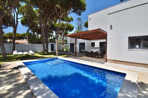 Mar 1 Villa mit privatem Pool in Chiclana de la Frontera, Costa de la Luz, Spanien, für 8 Personen. Das Haus befindet sich in einem Wohngebiet in Strandnähe, in der Nähe von Restaurants und Bars, Geschäften, Supermärkten und einem Tennisplatz, und ist nur 200 m vom Strand La Barrosa entfernt....