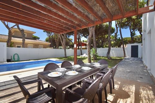 Mar 1 Villa mit privatem Pool in Chiclana de la Frontera, Costa de la Luz, Spanien für 8 Personen. Das Haus befindet sich in einem Wohngebiet in Strandnähe und ist in der Nähe von Restaurants und Bars, Geschäften, Supermärkten und einem Tennisplatz gelegen, nur 200 m vom Strand La Barrosa entfernt....