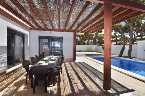 Mar 1 Villa in Chiclana de la Frontera, Costa de la Luz, Spanien mit privatem Pool für 8 Personen. Das Haus befindet sich in einem Wohngebiet nahe dem Strand, in der Nähe von Restaurants und Bars, Geschäften, Supermärkten und einem Tennisplatz, und ist 200 m vom Strand La Barrosa entfernt....