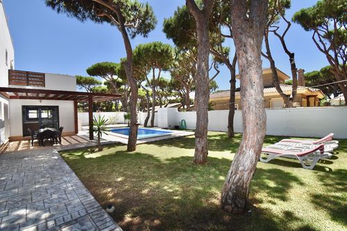 Mar 1 Villa con piscina privada en Chiclana de la Frontera, Costa de la Luz, España, para 8 personas. La casa se encuentra en una zona residencial de playa, cerca de restaurantes y bares, tiendas, supermercados y una pista de tenis, y está a 200 m de la playa de La Barrosa....