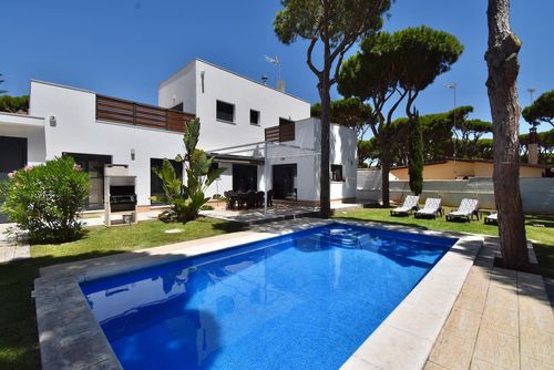 Mar 2 Large villa in Chiclana de la Frontera, Costa de la Luz, Spain with a private pool for 8 persons. The house is situated in a residential beach area, close to restaurants and bars, shops, supermarkets, and a tennis court, and is 200 m from La Barrosa beach....