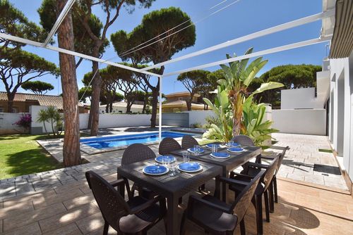 Mar 2 Large villa in Chiclana de la Frontera, Costa de la Luz, Spain with private pool for 8 persons. The house is situated in a residential beach area, close to restaurants and bars, shops, supermarkets and a tennis court, and is 200 m from La Barrosa beach....