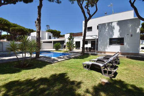 Mar 2 Große Villa in Chiclana de la Frontera, Costa de la Luz, Spanien, mit einem privaten Pool für 8 Personen. Das Haus befindet sich in einer Wohngegend am Strand, in der Nähe von Restaurants und Bars, Geschäften, Supermärkten und einem Tennisplatz, und ist nur 200 m vom Strand La Barrosa entfernt....