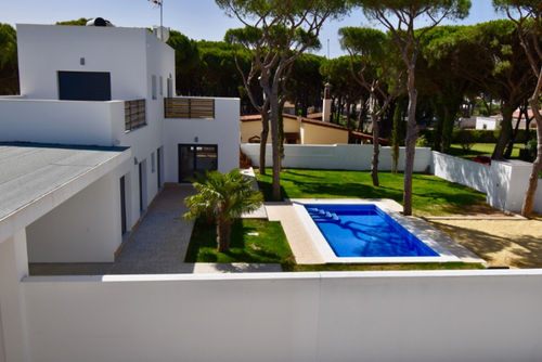 Mar 2 Large villa in Chiclana de la Frontera, Costa de la Luz, Spain with private pool for 8 persons. The house is situated in a residential beach area, close to restaurants and bars, shops, supermarkets and a tennis court, and it is 200 m from La Barrosa beach....