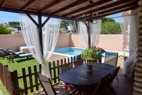 Tasmania Villa con piscina privada en Chiclana de la Frontera, Costa de la Luz, España, para 8 personas. La casa se encuentra en una zona costera y residencial, y está a 2 km de la playa de La Barrosa....