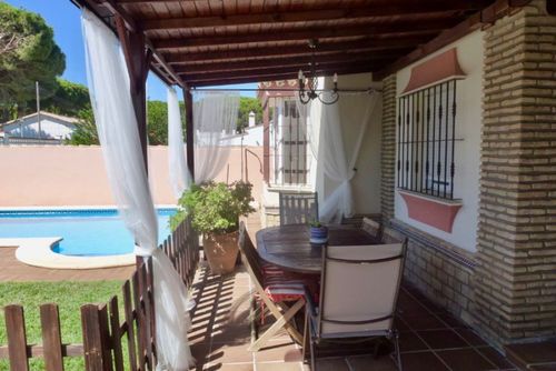 Tasmania Villa à Chiclana de la Frontera, Costa de la Luz, Espagne, avec piscine privée pour 8 personnes. La maison est située dans un quartier côtier et résidentiel, à 2 km de la plage de La Barrosa....