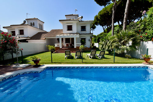 Margaritas Villa with private pool in La Barrosa, Costa de la Luz, Spain for 8 persons. The house is situated in an urban beach area, close to restaurants and bars, shops, supermarkets and a tennis court, just 500 m from La Barrosa beach and 10 km from Chiclana de la Frontera....