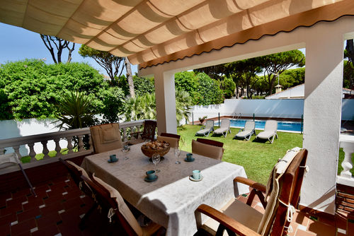 Margaritas Villa avec piscine privée à La Barrosa, Costa de la Luz, Espagne pour 8 personnes. La maison est située dans une zone urbaine de plage, à proximité de restaurants et de bars, de magasins, de supermarchés et d'un court de tennis, à 500 m de la plage de La Barrosa et à 10 km de Chiclana de la Frontera....