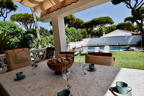 Margaritas Villa avec piscine privée à La Barrosa, Costa de la Luz, Espagne pour 8 personnes. La maison est située dans une zone urbaine de plage, à proximité de restaurants et de bars, de magasins, de supermarchés et d'un court de tennis, à 500 m de la plage de La Barrosa et à 10 km de Chiclana de la Frontera....