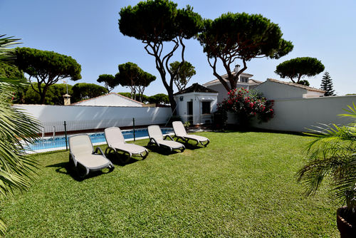 Margaritas Villa in La Barrosa, Costa de la Luz, Spanien mit privatem Pool für 8 Personen. Das Haus befindet sich in einem urbanen Strandgebiet, in der Nähe von Restaurants und Bars, Geschäften, Supermärkten und einem Tennisplatz, 500 m vom Strand La Barrosa und 10 km von Chiclana de la Frontera entfernt....