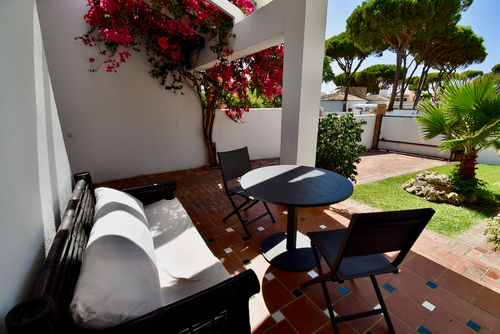 Margaritas Villa avec piscine privée à La Barrosa, Costa de la Luz, Espagne pour 8 personnes. La maison est située dans une zone urbaine de plage, à proximité de restaurants et de bars, de magasins, de supermarchés et d'un court de tennis, à 500 m de la plage de La Barrosa et à 10 km de Chiclana de la Frontera....