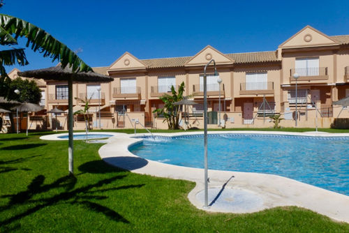 Al Andalus Beautiful and comfortable apartment in La Barrosa, Costa de la Luz, Spain with a communal pool for 5 persons. The apartment is situated in a residential beach area, close to restaurants and bars, shops and supermarkets, and 2 km from La Barrosa beach....