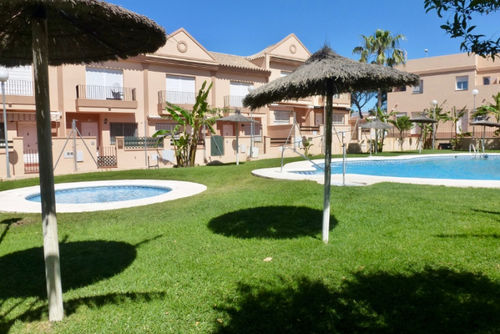 Al Andalus Bel appartement confortable à La Barrosa, Costa de la Luz, Espagne, avec une piscine commune pour 5 personnes. L'appartement est situé dans une zone résidentielle en bord de mer, à proximité de restaurants et bars, de boutiques et supermarchés, et à 2 km de la plage de La Barrosa....