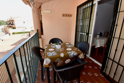 Al Andalus Schönes und komfortables Apartment mit Gemeinschaftspool in La Barrosa, Costa de la Luz, Spanien für 5 Personen. Das Apartment befindet sich in einer Wohngegend am Strand, nahe Restaurants und Bars, Geschäften und Supermärkten, und 2 km vom Strand La Barrosa entfernt....