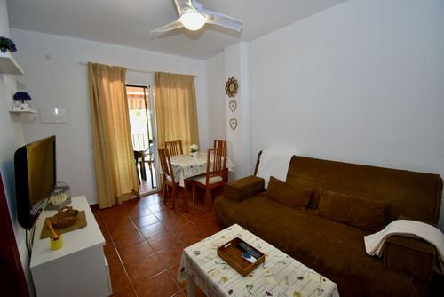 Al Andalus Apartamento hermoso y cómodo en La Barrosa, Costa de la Luz, España, con piscina comunitaria para 5 personas. El apartamento está situado en una zona residencial de playa, cerca de restaurantes, bares, tiendas y supermercados, y a 2 km de la playa de La Barrosa....
