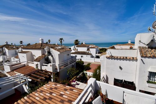 Oceano House with communal pool in Chiclana de la Frontera, Costa de la Luz, Spain for 8 persons. The house is situated in a residential beach area, close to restaurants and bars, shops and supermarkets, and 50 m from La Barrosa beach....