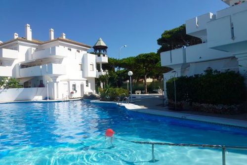 Oceano Maison avec piscine commune à Chiclana de la Frontera, Costa de la Luz, Espagne pour 8 personnes. La maison est située dans un quartier résidentiel de plage, à proximité de restaurants et de bars, de magasins et de supermarchés, et à 50 m de la plage de La Barrosa....