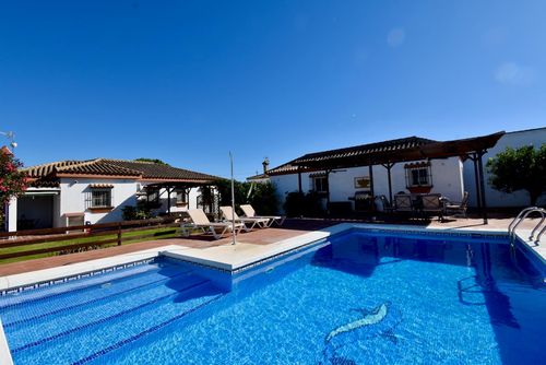 Belle Villa con piscina privata a La Barrosa, Costa della Luce, Spagna per 6 persone. La casa è situata in una zona residenziale vicino alla spiaggia ed è a 2 km dalla spiaggia di La Barrosa....