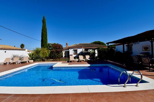 Belle Villa avec piscine privée à Chiclana de la Frontera, Costa de la Luz, Espagne, pour 6 personnes. La maison est située dans un quartier résidentiel proche de la plage et se trouve à 2 km de la plage de La Barrosa....