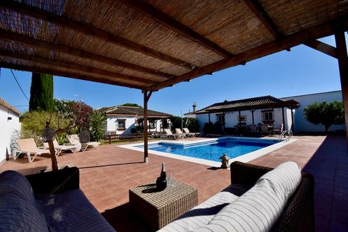 Belle Villa mit privatem Pool in La Barrosa, Costa de la Luz, Spanien für 6 Personen. Das Haus befindet sich in einem Wohngebiet in Strandnähe und 2 km vom Strand La Barrosa entfernt....