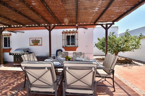 Belle Villa con piscina privata a La Barrosa, Costa della Luce, Spagna per 6 persone. La casa è situata in una zona residenziale vicino alla spiaggia ed è a 2 km dalla spiaggia di La Barrosa....