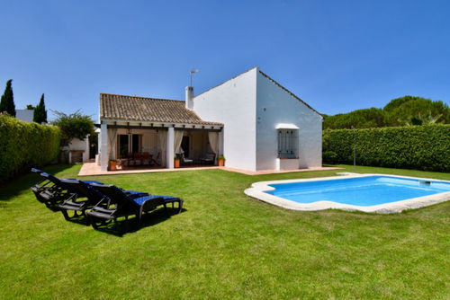 Los Robles Vakker og klassisk villa i Chiclana de la Frontera, Costa de la Luz, Spania, med privat basseng for 6 personer. Huset ligger i et boligområde nær stranden, nært en golfbane, restauranter og barer, butikker og supermarkeder, og 2 km fra La Barrosa-stranden....