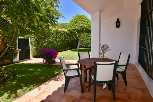 Los Robles Prachtige en klassieke villa in Chiclana de la Frontera, Costa de la Luz, Spanje met privé zwembad voor 6 personen. Het huis is gelegen in een residentieel strandgebied, dicht bij een golfbaan, restaurants en bars, winkels en supermarkten, en op 2 km van het strand La Barrosa....