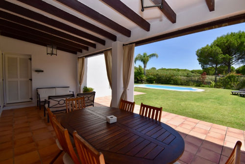 Los Robles Schöne und klassische Villa in Chiclana de la Frontera, Costa de la Luz, Spanien, mit privatem Pool für 6 Personen. Das Haus befindet sich in einem Wohngebiet nahe am Strand, in der Nähe eines Golfplatzes, Restaurants und Bars, Geschäften und Supermärkten, und 2 km vom Strand La Barrosa entfernt....