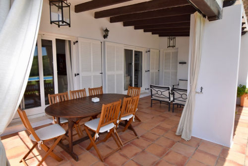 Los Robles Prachtige en klassieke villa in Chiclana de la Frontera, Costa de la Luz, Spanje met privé zwembad voor 6 personen. Het huis is gelegen in een residentieel strandgebied, dicht bij een golfbaan, restaurants en bars, winkels en supermarkten, en op 2 km van het strand La Barrosa....