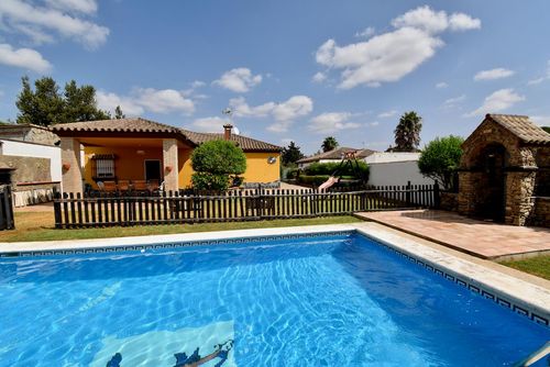 Ampari Villa rústica y cómoda con piscina privada en Chiclana de la Frontera, Costa de la Luz, España, para 9 personas. La casa está situada en una zona costera y rural....