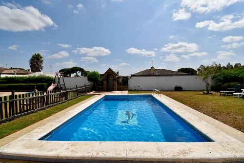 Ampari Rustikale und komfortable Villa mit privatem Pool in Chiclana de la Frontera, Costa de la Luz, Spanien für 9 Personen. Das Haus befindet sich in einer Küsten- und ländlichen Umgebung....