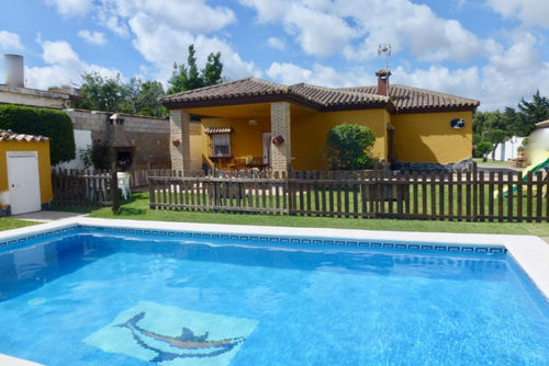 Ampari Villa rústica y cómoda con piscina privada en Chiclana de la Frontera, Costa de la Luz, España, para 9 personas. La casa está situada en una zona costera y rural....