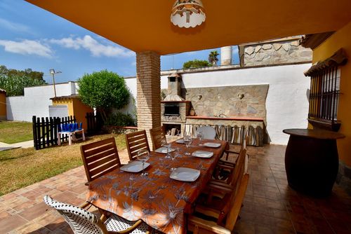 Ampari Villa rústica y cómoda con piscina privada en Chiclana de la Frontera, Costa de la Luz, España, para 9 personas. La casa está situada en una zona costera y rural....