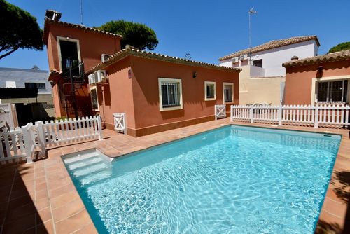 Valle de Bravo Villa con piscina privada en Chiclana de la Frontera, Costa de la Luz, España para 8 personas. La casa está situada en una zona urbana de playa, cerca de restaurantes, bares, tiendas y supermercados, y se encuentra a 500 m de la playa de La Barrosa....