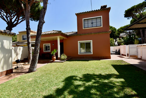 Valle de Bravo Villa con piscina privada en Chiclana de la Frontera, Costa de la Luz, España para 8 personas. La casa está situada en una zona urbana de playa, cerca de restaurantes, bares, tiendas y supermercados, y se encuentra a 500 m de la playa de La Barrosa....